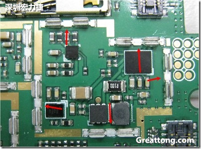 圖中顯示一塊電路板使用這種屏蔽夾(shielding clip)的實(shí)例。基本上我們?cè)趶澖堑牡胤蕉荚O(shè)計(jì)擺放了一個(gè)屏蔽夾，這樣可以讓作業(yè)員比較方便安裝屏蔽罩(shielding can)時(shí)的對(duì)位準(zhǔn)確。然后在其他沒(méi)有屏蔽夾的地方也設(shè)計(jì)了一些接地的布線，一來(lái)可以稍微提升屏蔽罩的電磁隔絕能力，另一方面也可以為屏蔽夾無(wú)效時(shí)，馬上可以更改為屏蔽框，而無(wú)需要重新設(shè)計(jì)電路板。