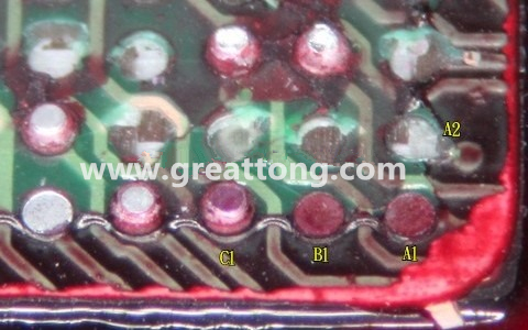 下圖是紅墨水測試后將PCB板子拿回來側一個角度拍攝的照片，就可以很清楚的看到錫球黏在PCB端，或不在PCB端。