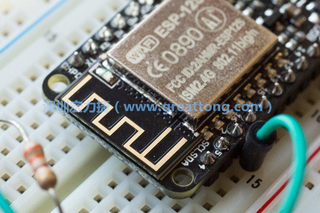 Adafruit Feather板上的無線電天線。